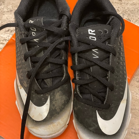 Nike Black and White Athletic Shoes - Picture 3 of 6